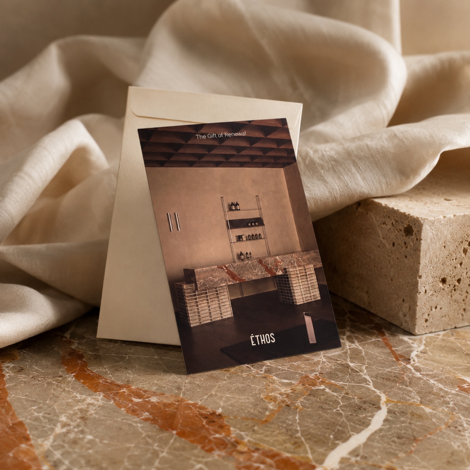 An Éthos gift card with its presentation envelope